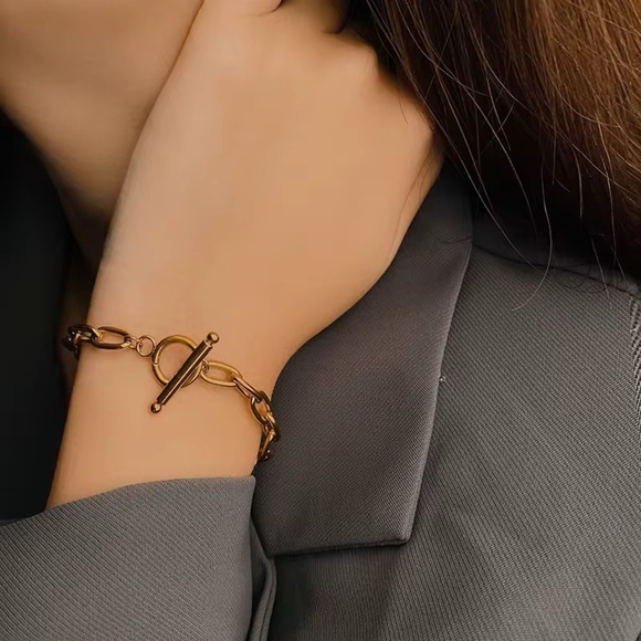 Elegant Gold Chain Bracelet - Picture 2 of 6